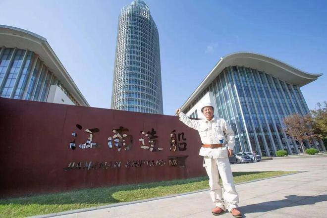 哇！在崇明船厂里发现一位爱画画的装配工